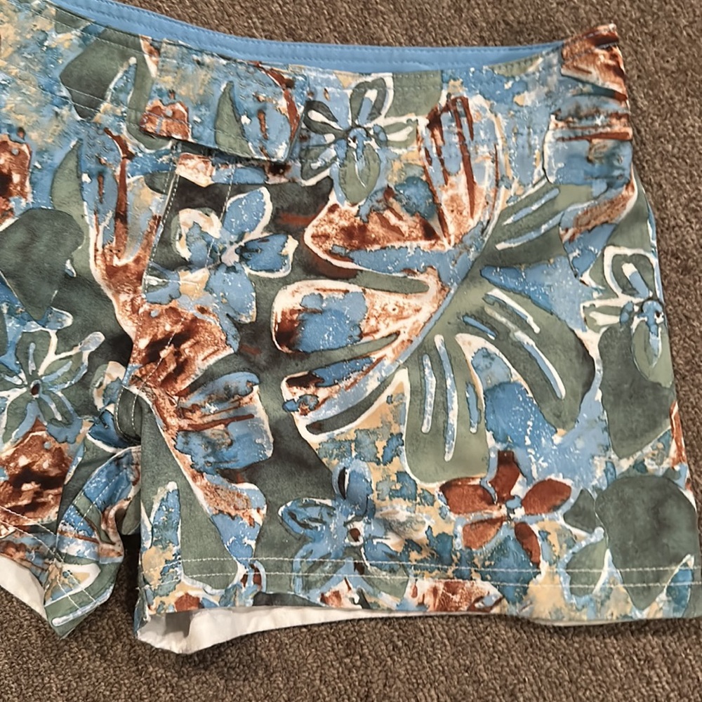Women’s Reversible Floral/White Crazy Shirts Board Shorts *Like New* - Picture 3 of 14